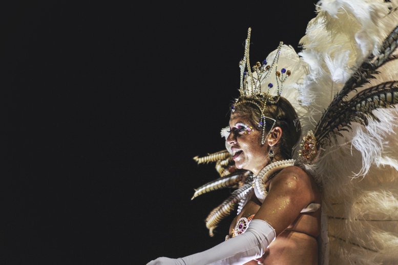 gualeguaychu carnival white feathers