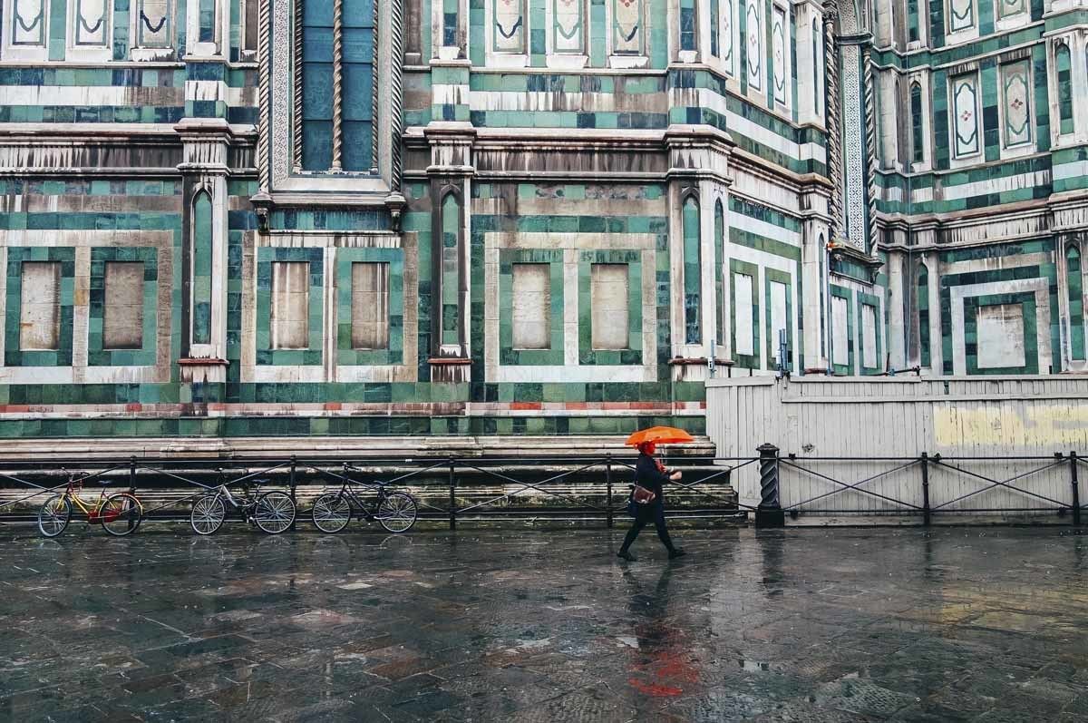 homme marchant avec duomo florence
